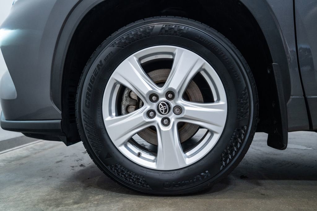 Used 2024 Toyota Highlander LE AWD/4WD image 11