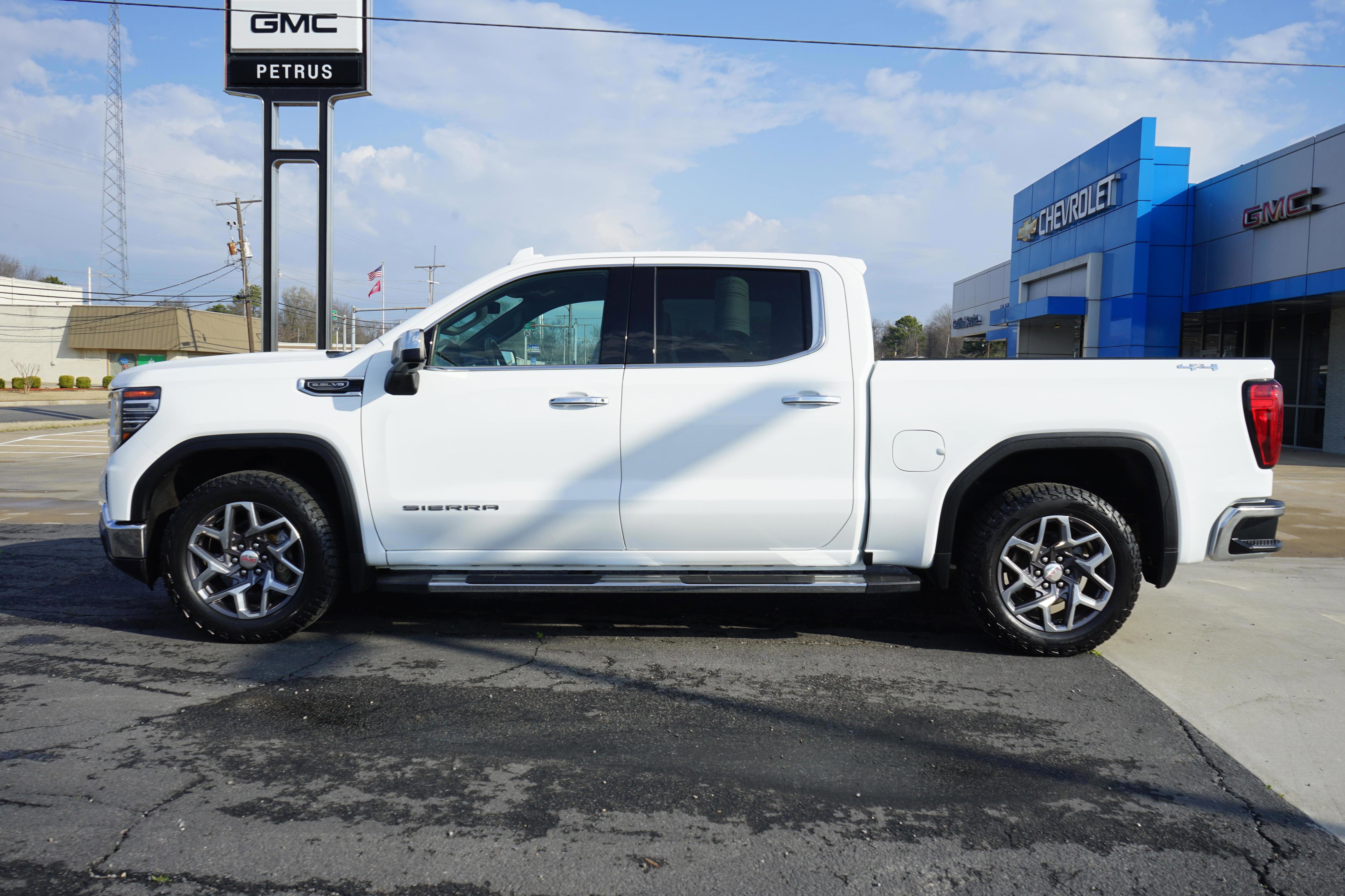 Used 2022 GMC Sierra 1500 SLT w/ SLT Convenience Package AWD/4WD image 2