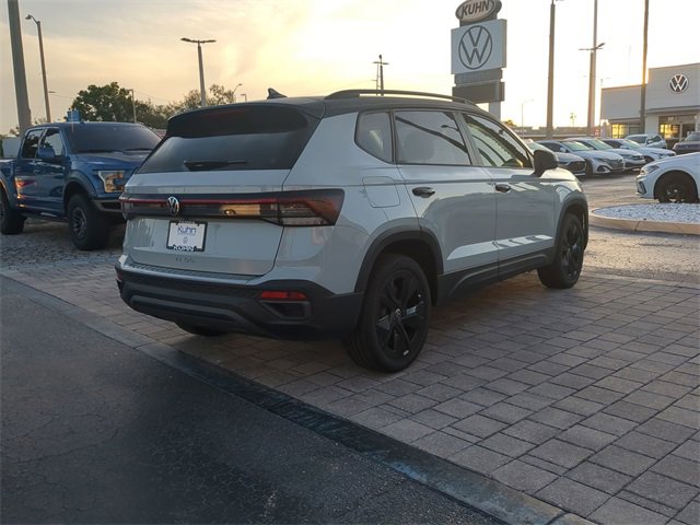 Certified 2025 Volkswagen Taos SE image 4