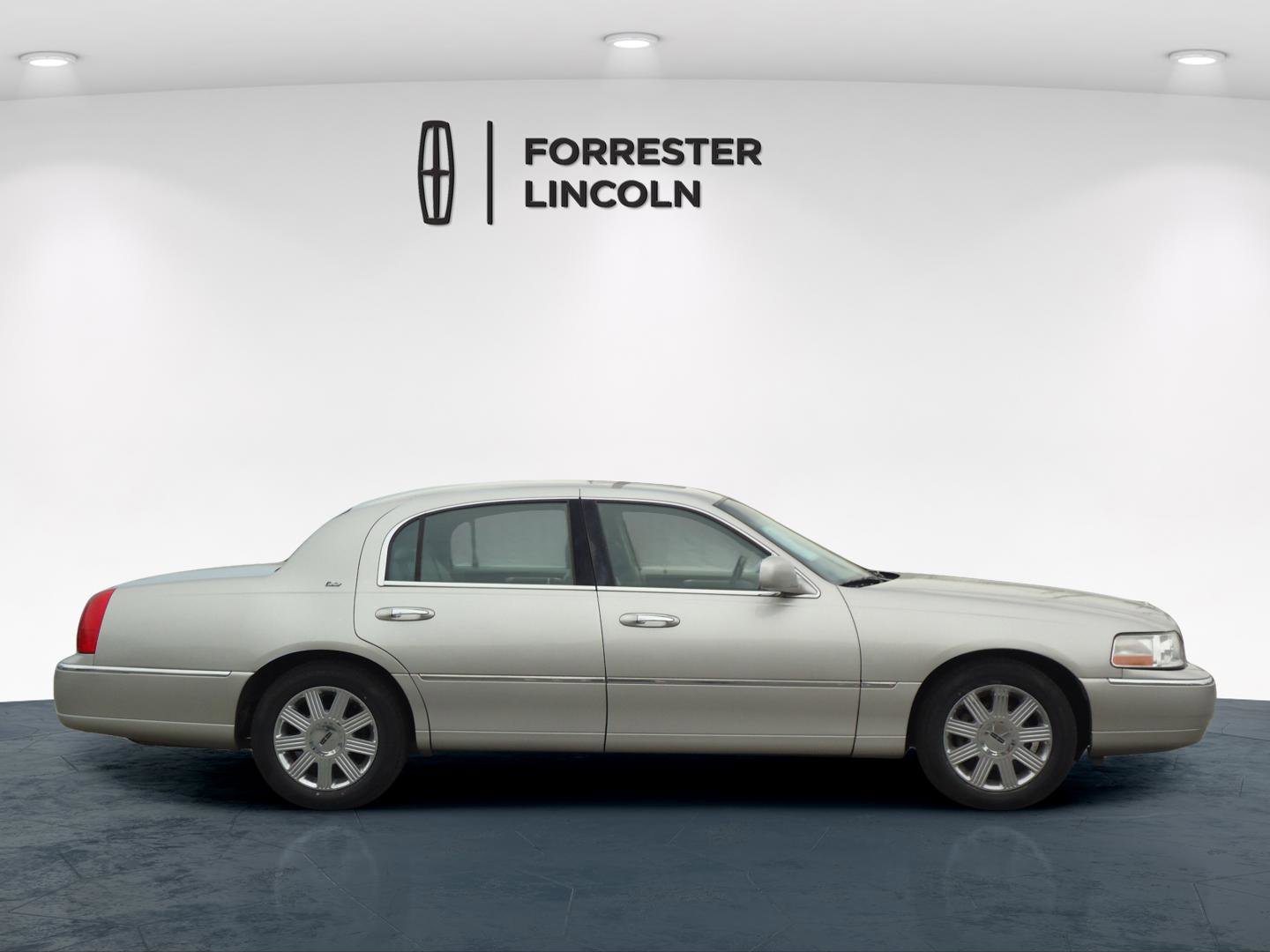 Used 2003 Lincoln Town Car Cartier image 2