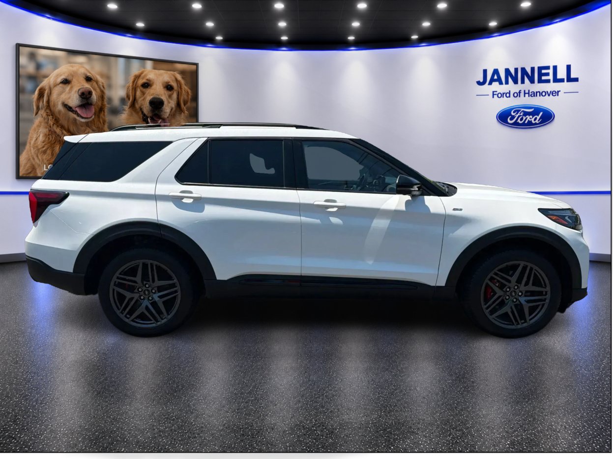 Used 2025 Ford Explorer ST-Line w/ ST-Line Street Pack AWD/4WD image 4
