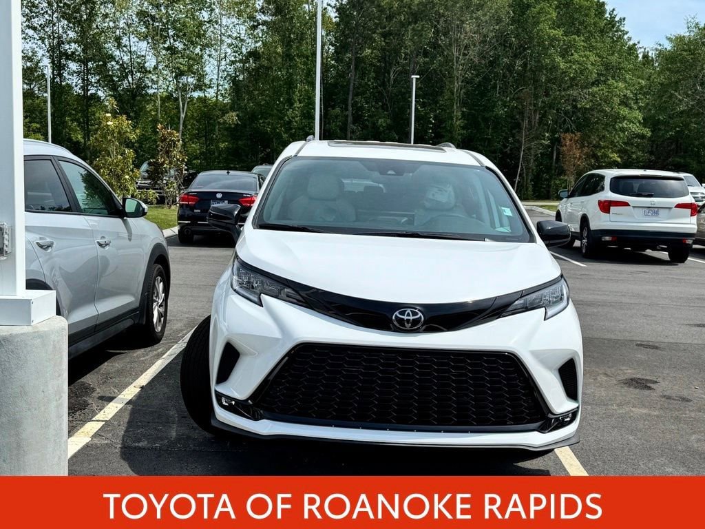 New 2026 Toyota Sienna XSE FWD image 2