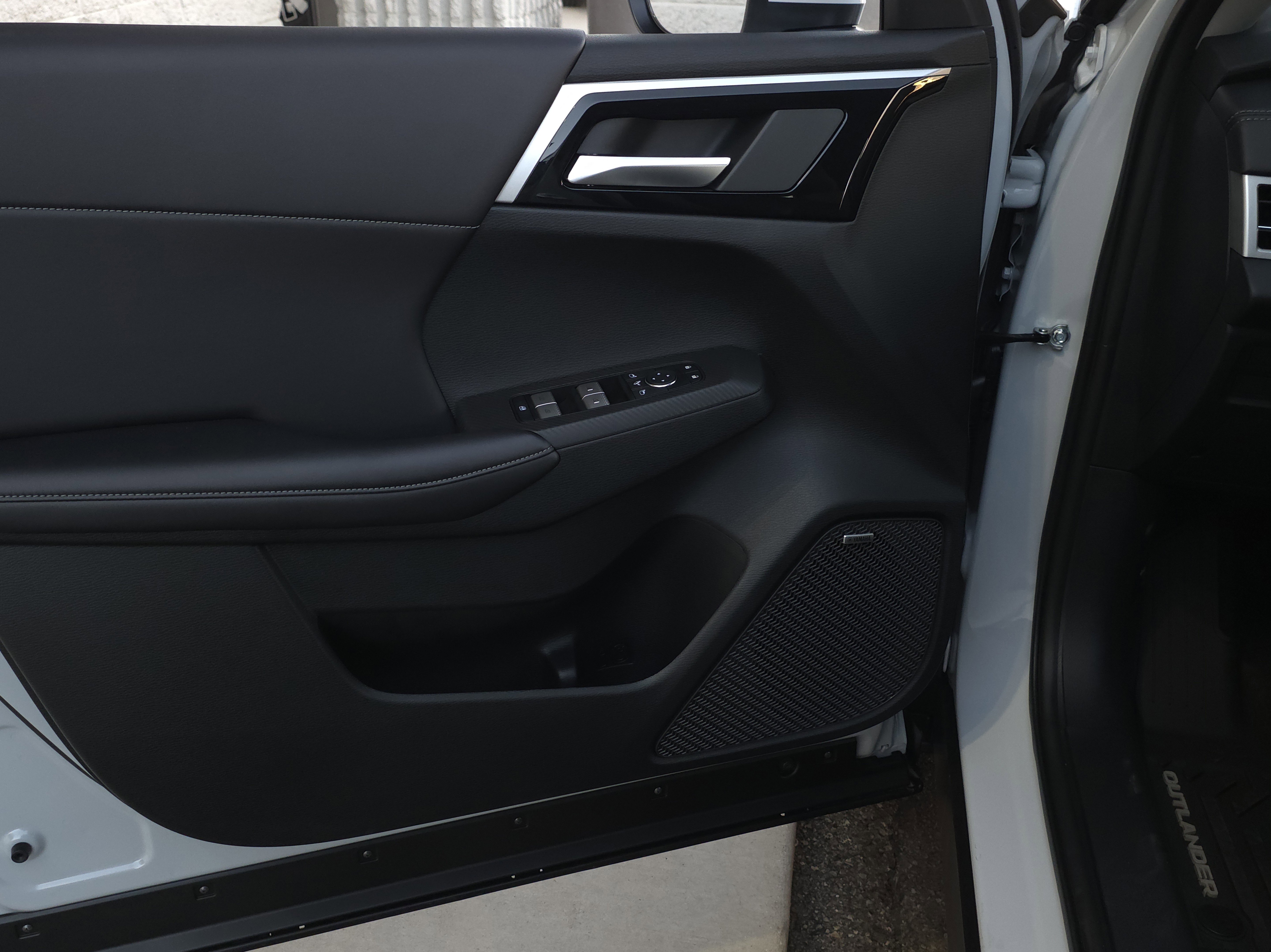 New 2025 Mitsubishi Outlander SE image 7