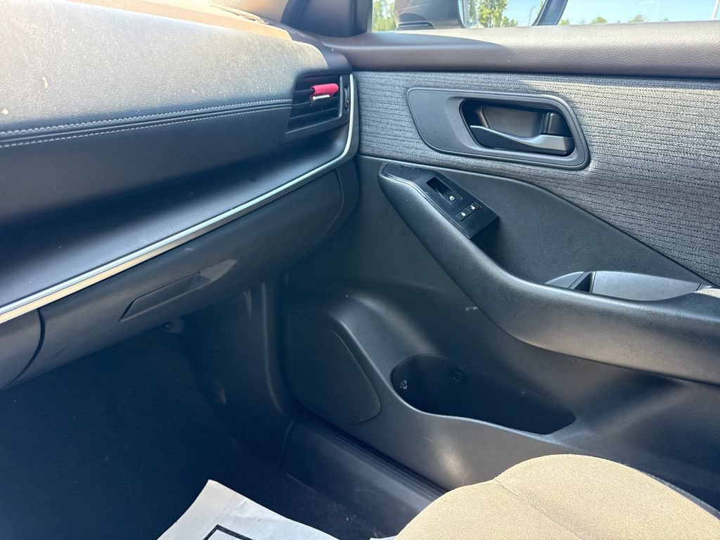 Used 2023 Nissan Rogue S FWD image 17