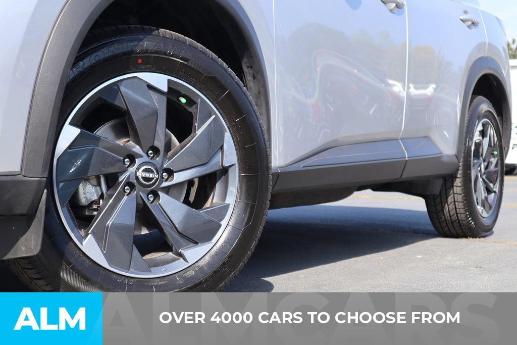 Used 2025 Nissan Rogue SV AWD/4WD image 2