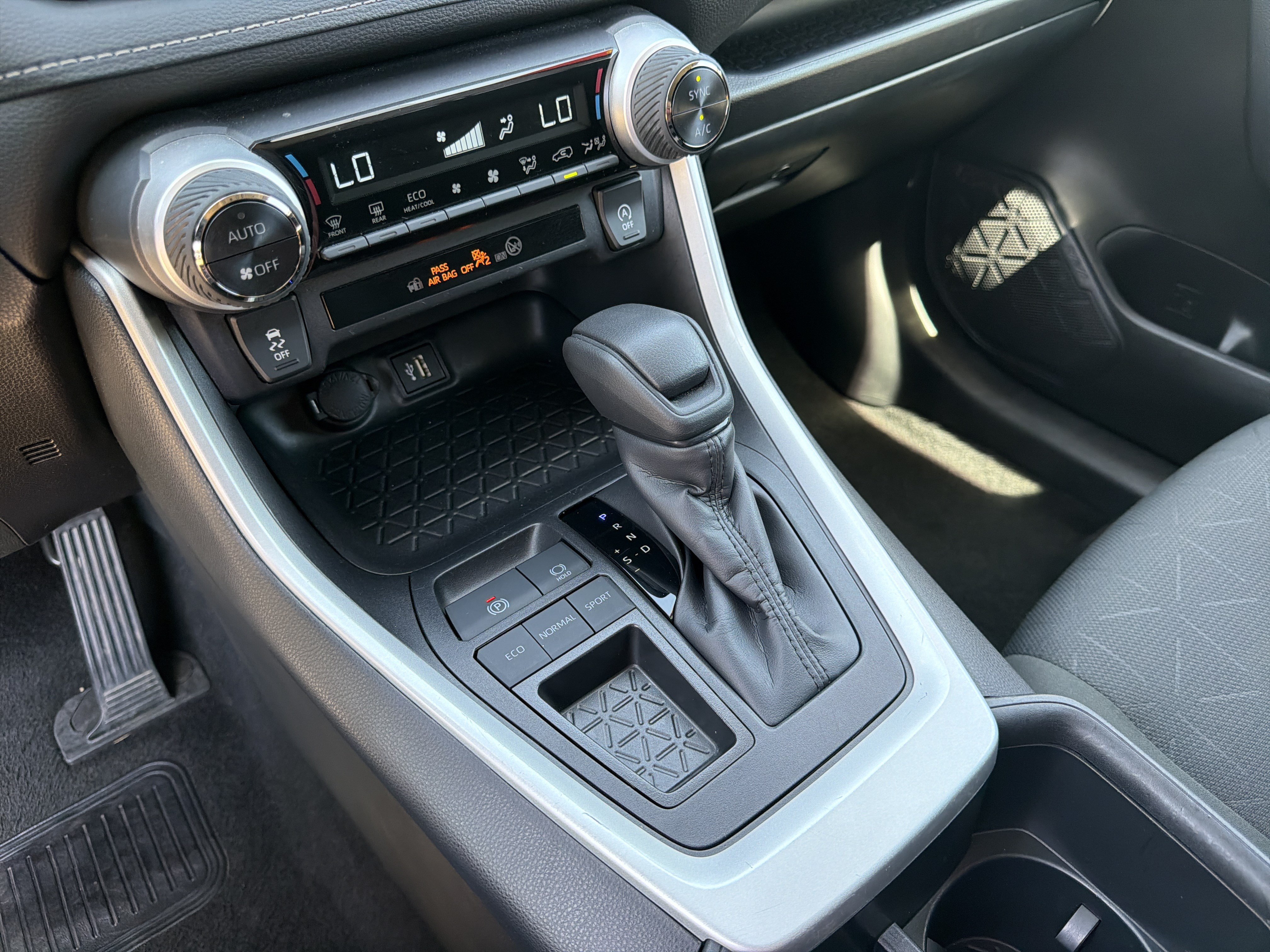 Used 2025 Toyota RAV4 XLE FWD image 30