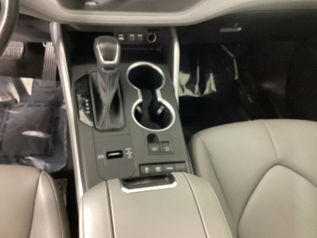 Used 2022 Toyota Highlander XLE AWD/4WD image 16