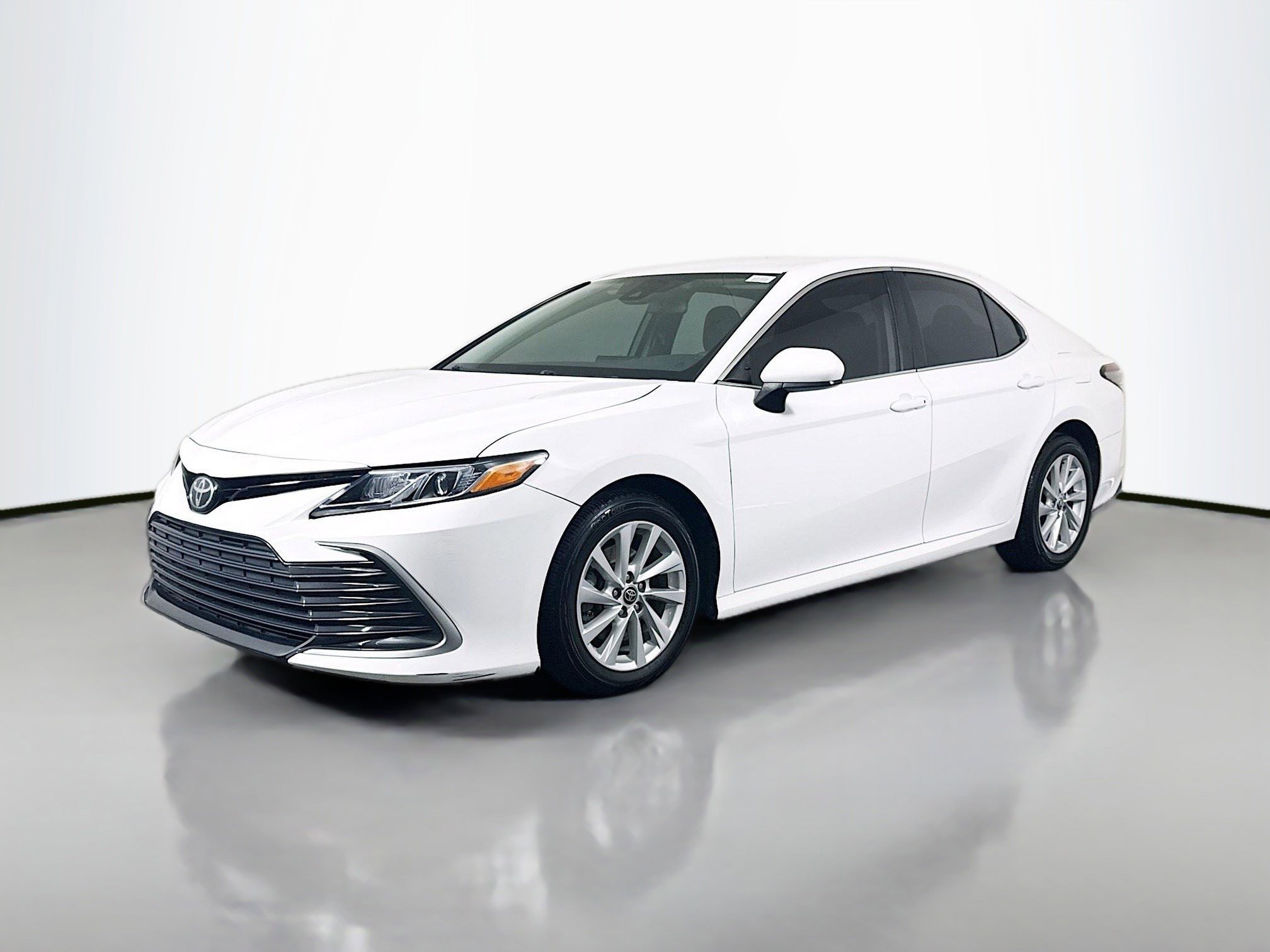 Used 2021 Toyota Camry LE FWD image 4