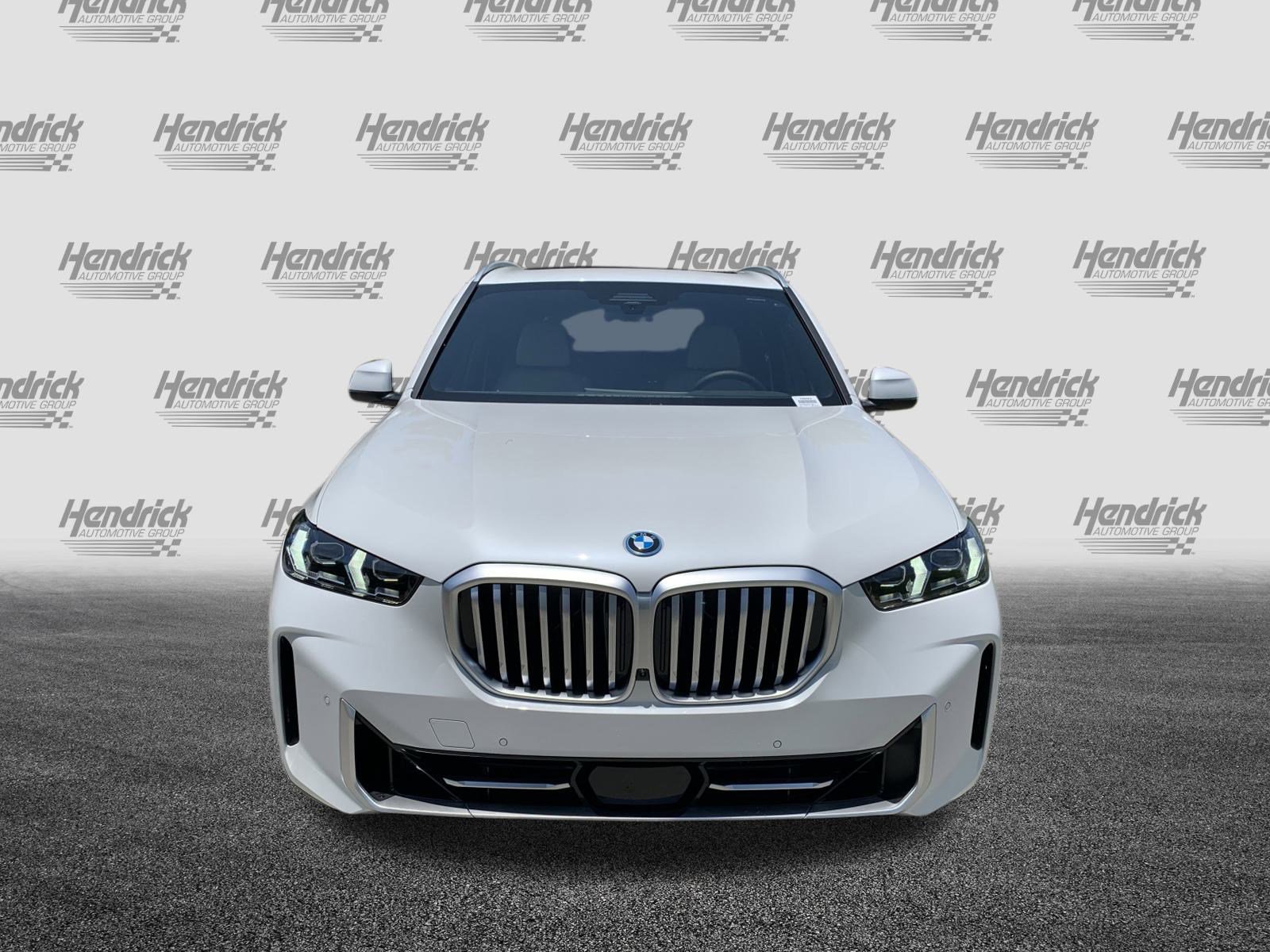 Used 2026 BMW X5 xDrive50e image 3