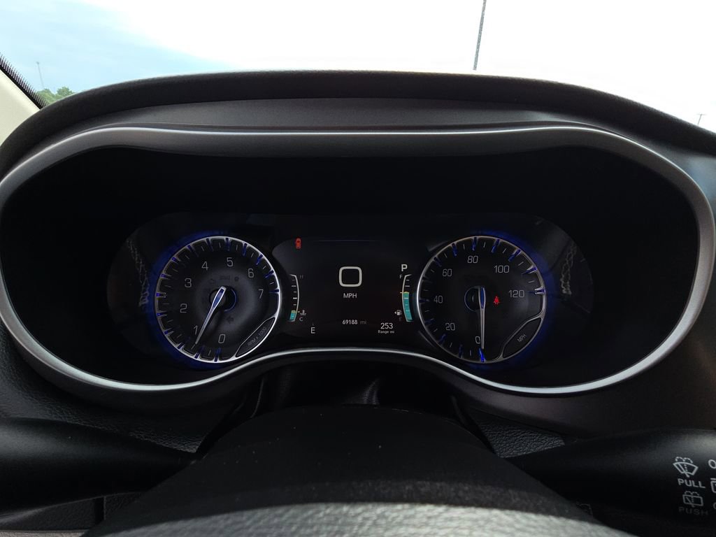 Used 2023 Chrysler Pacifica Touring-L FWD image 16