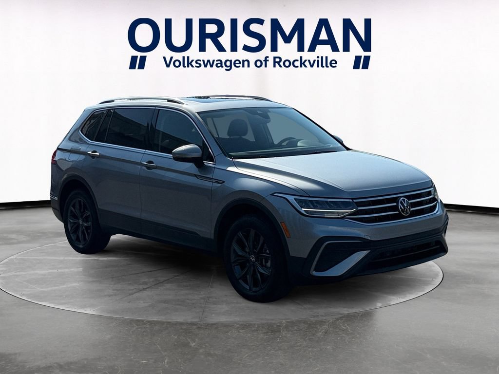 Used 2023 Volkswagen Tiguan SE w/ Panoramic Sunroof Package FWD image 1