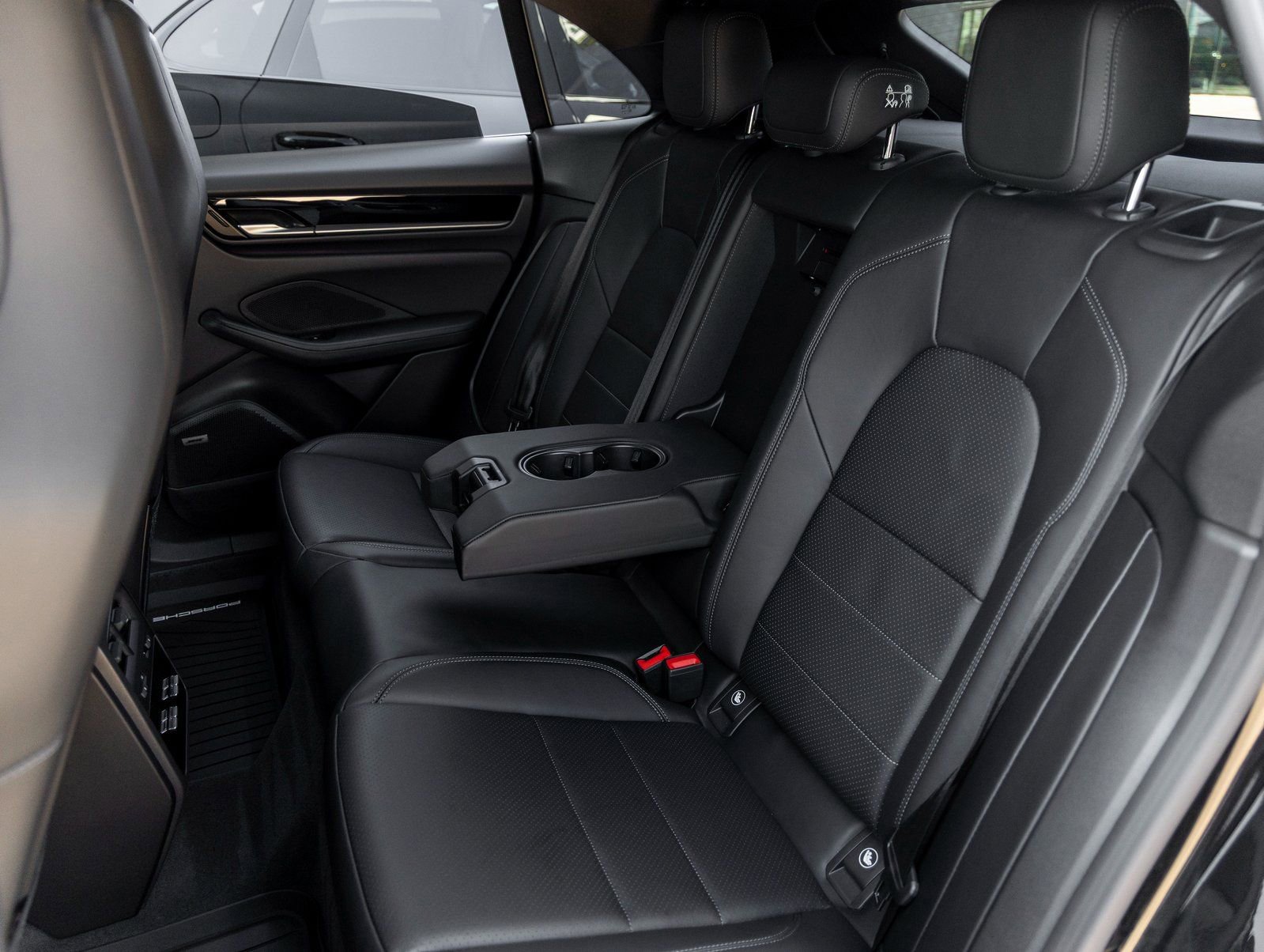 Certified 2025 Porsche Macan Electric image 34