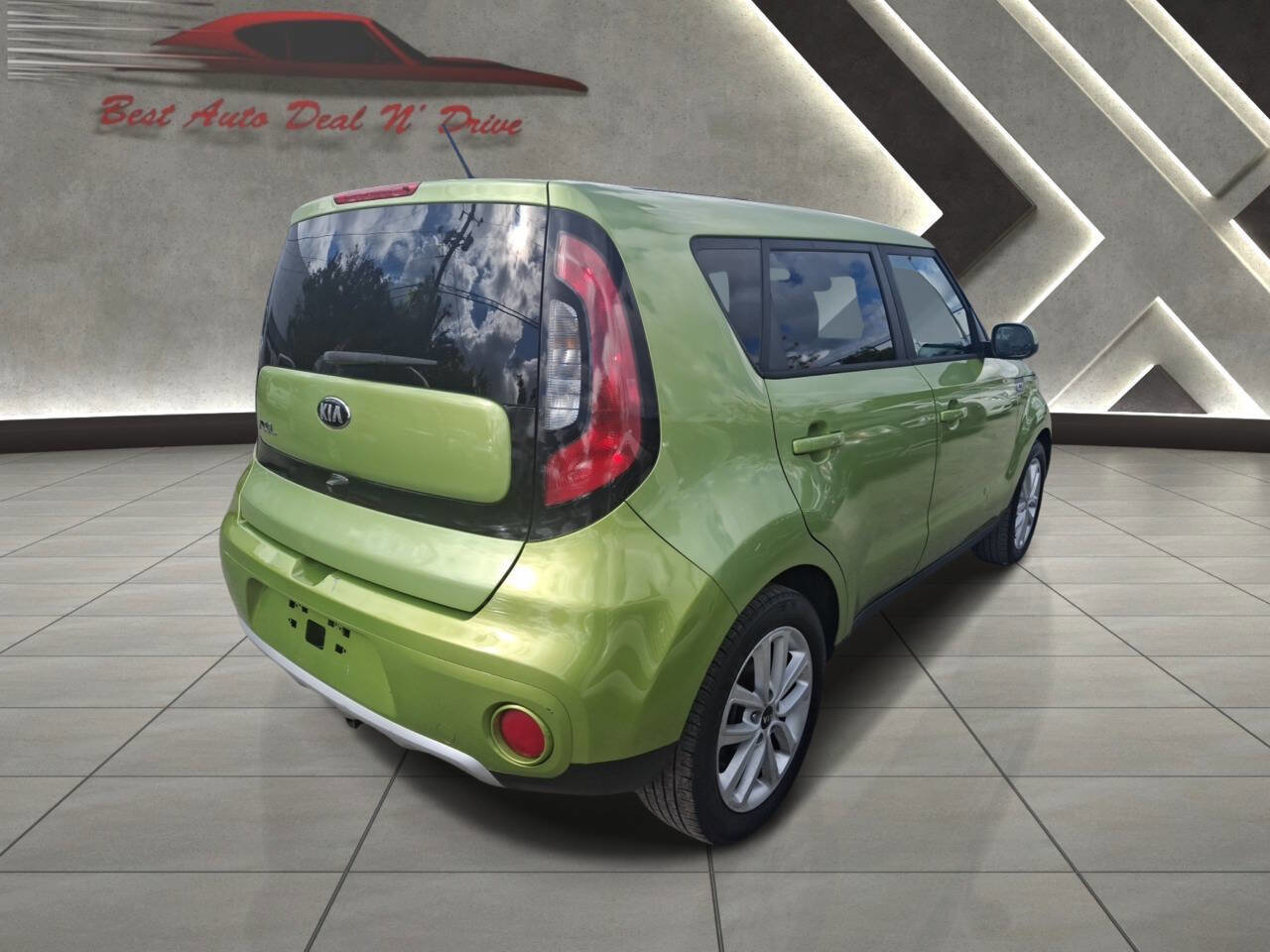 Used 2017 Kia Soul + image 4