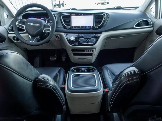 Used 2023 Chrysler Pacifica Touring-L image 4