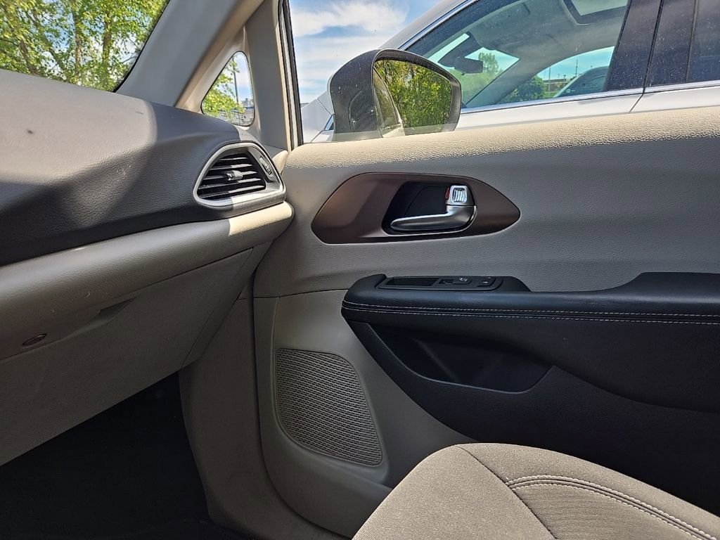 Used 2022 Chrysler Voyager LX FWD image 18