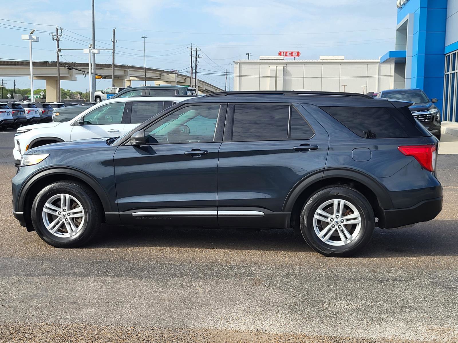 Used 2023 Ford Explorer XLT image 2