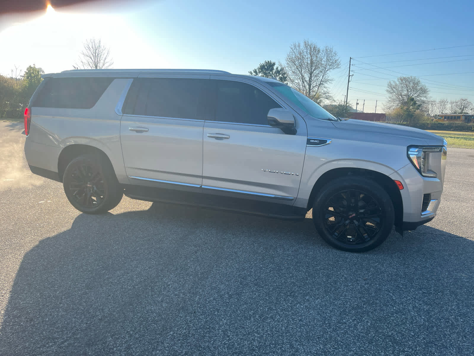 Used 2021 GMC Yukon XL SLT w/ SLT Premium Package image 8