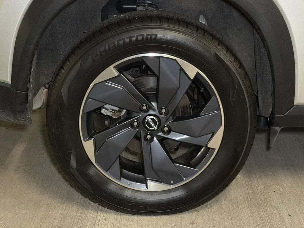 Used 2025 Nissan Rogue SV AWD/4WD image 8