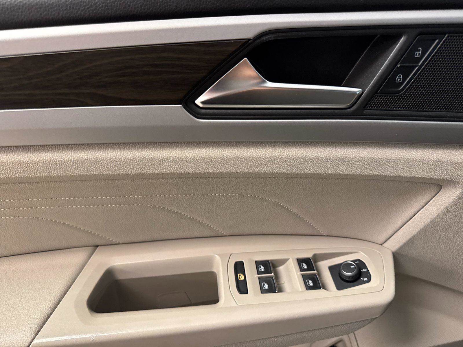 Used 2023 Volkswagen Atlas SE w/ Black Wheel Package image 10