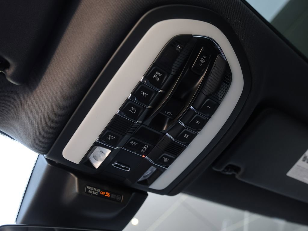 Certified 2025 Porsche Macan image 29