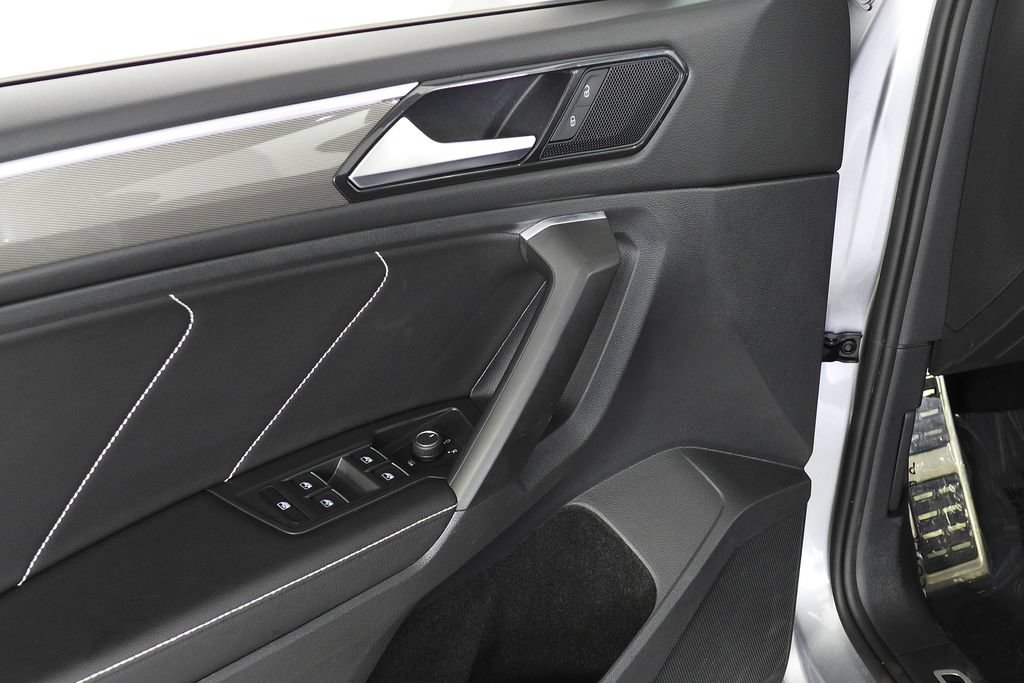 Certified 2023 Volkswagen Tiguan SE R-Line FWD image 12