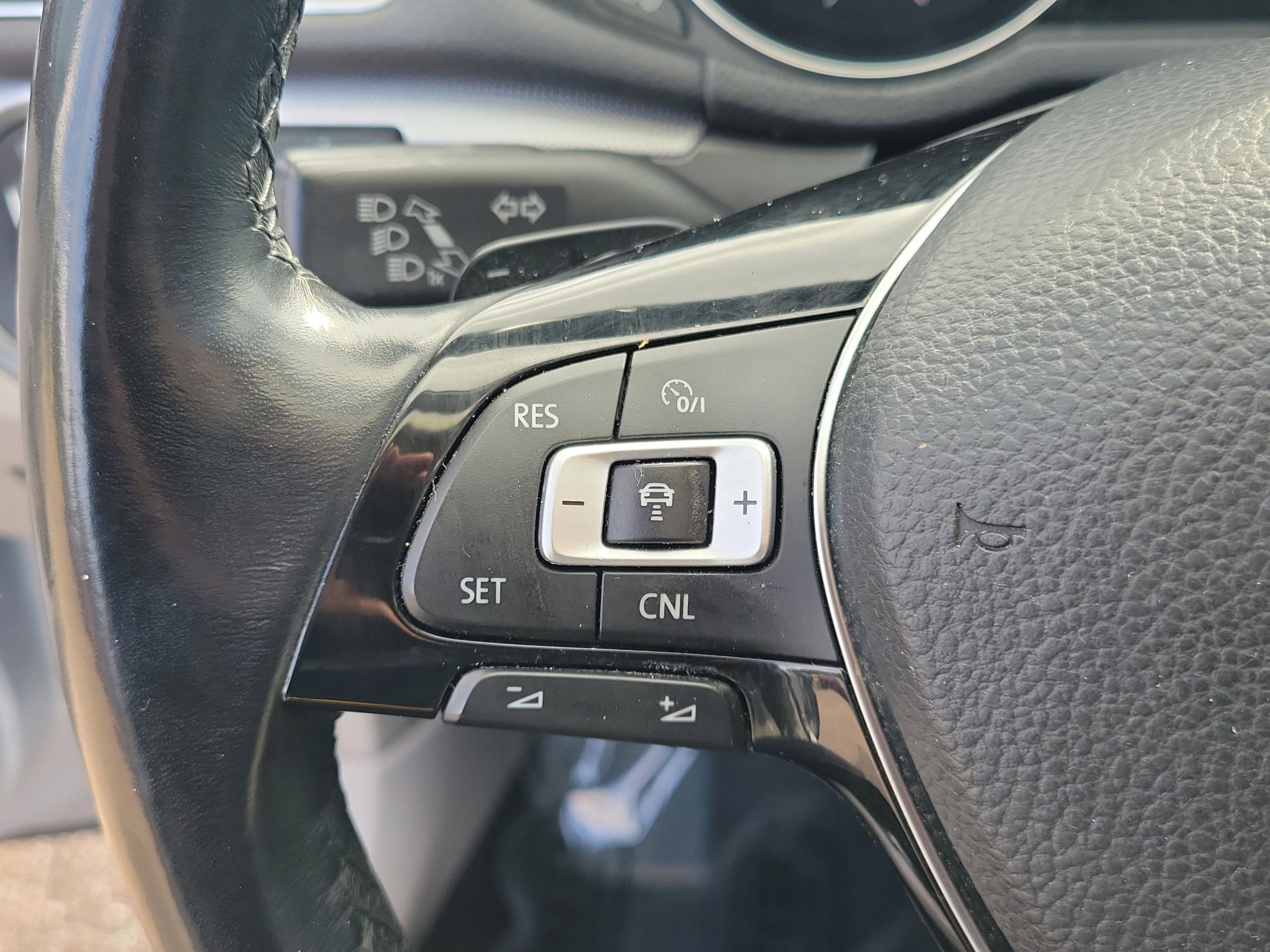 Used 2018 Volkswagen Passat 2.0T R-Line w/ R-Line Lighting Package image 25