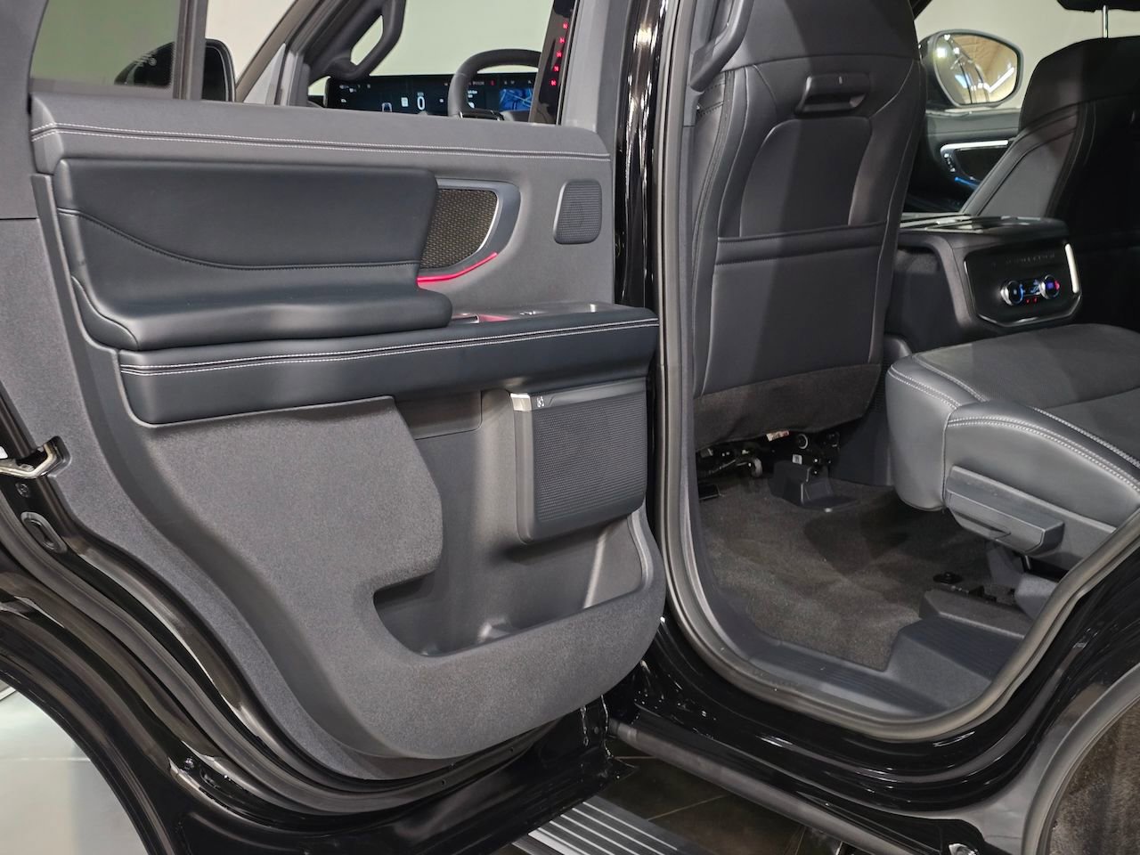 New 2025 Ford Expedition Platinum w/ Stealth Performance Package image 35