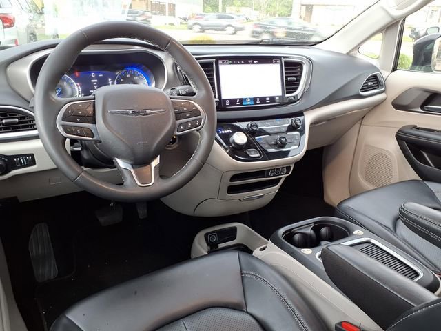 Used 2024 Chrysler Pacifica Touring-L FWD image 5
