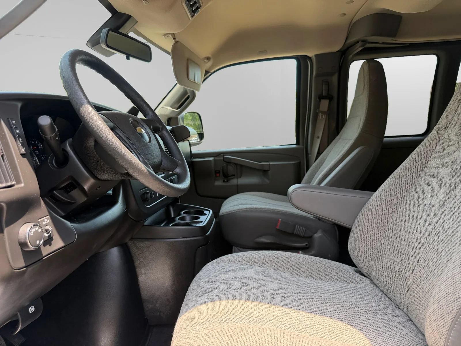 Used 2025 Chevrolet Express 3500 LT w/ LT Preferred Equipment Group RWD image 10