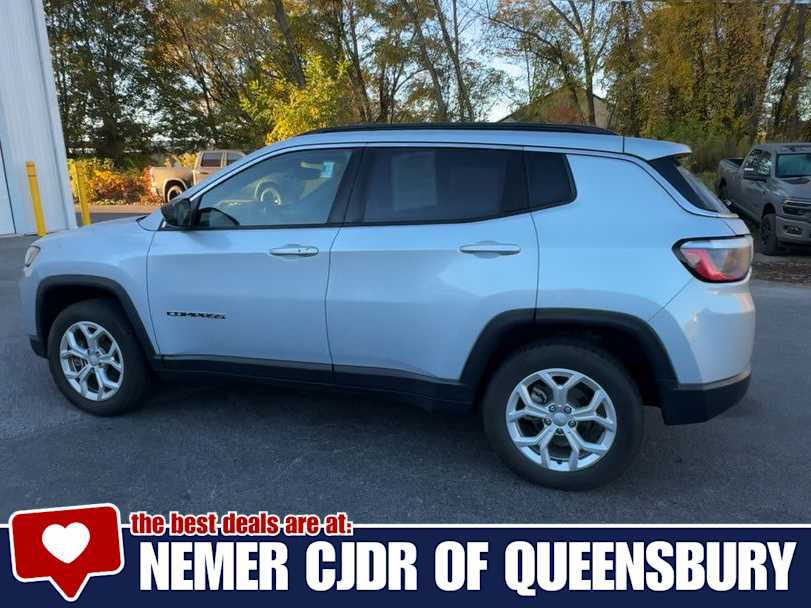 Used 2024 Jeep Compass Latitude AWD/4WD image 6
