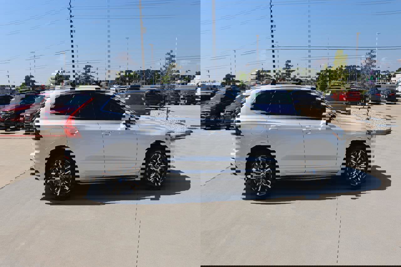 Used 2018 Volvo XC60 T6 Momentum w/ Convenience Package image 6