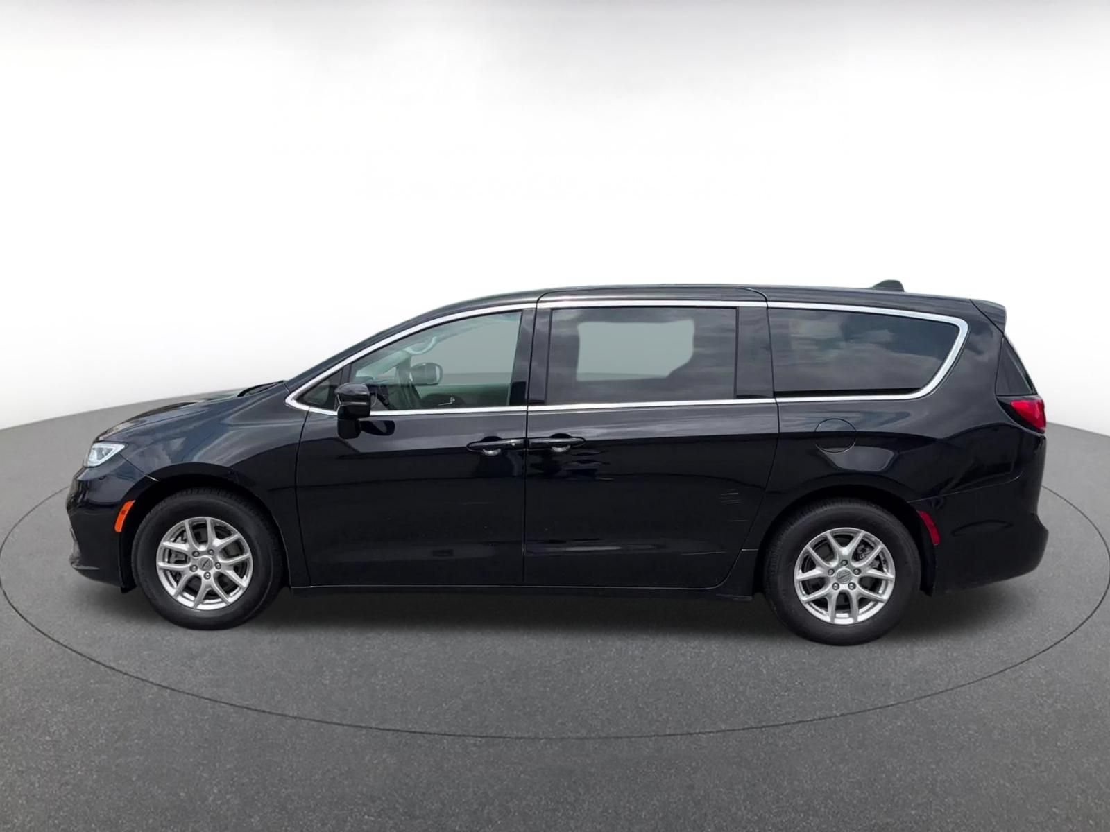 Used 2024 Chrysler Pacifica Touring-L FWD image 9
