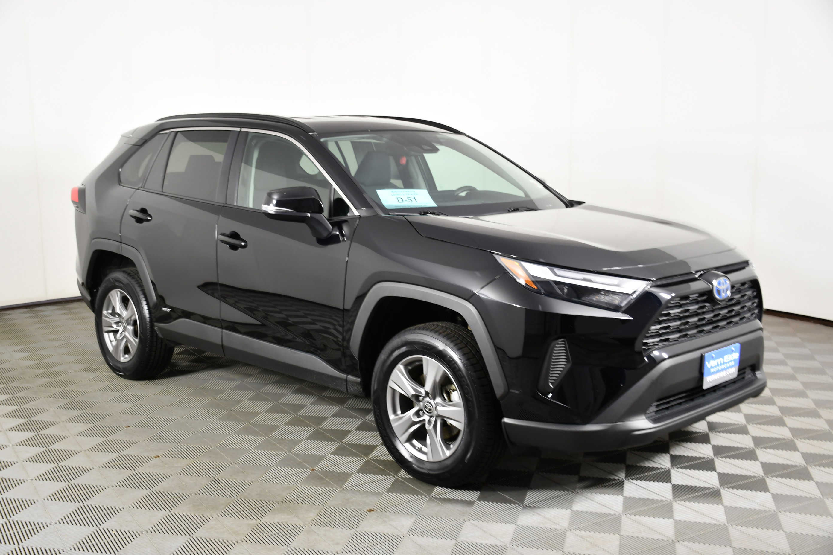 Used 2024 Toyota RAV4 LE AWD/4WD image 4