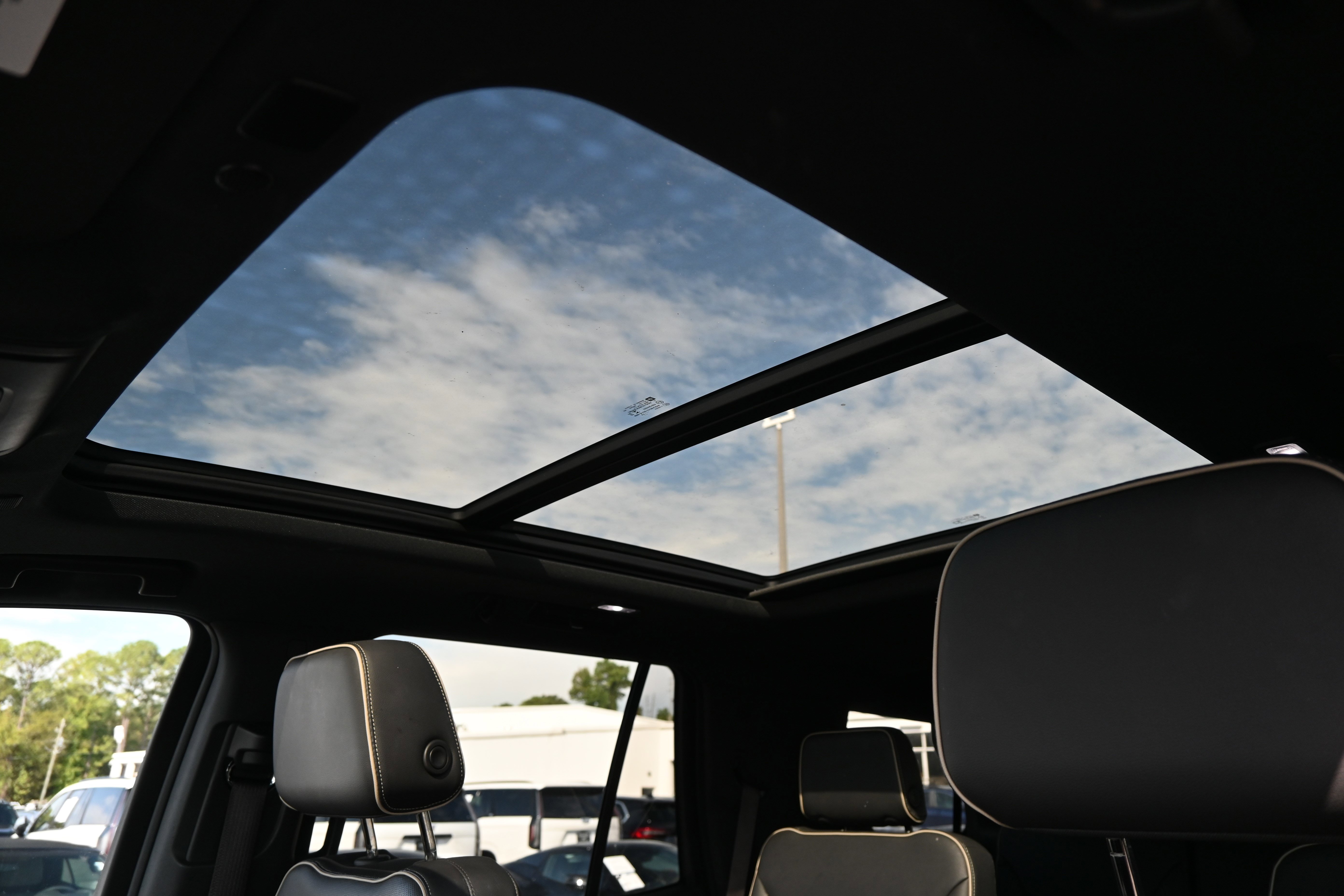 Used 2021 Chevrolet Tahoe Premier w/ Premium Package image 5