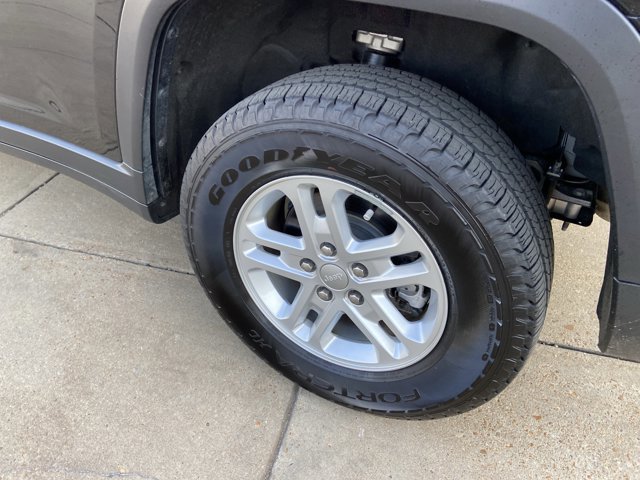 Used 2024 Jeep Grand Cherokee Laredo image 30