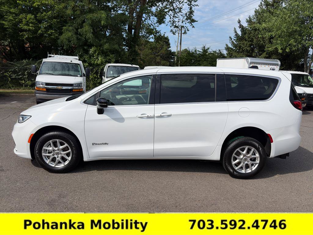 Used 2024 Chrysler Pacifica Touring-L FWD image 5