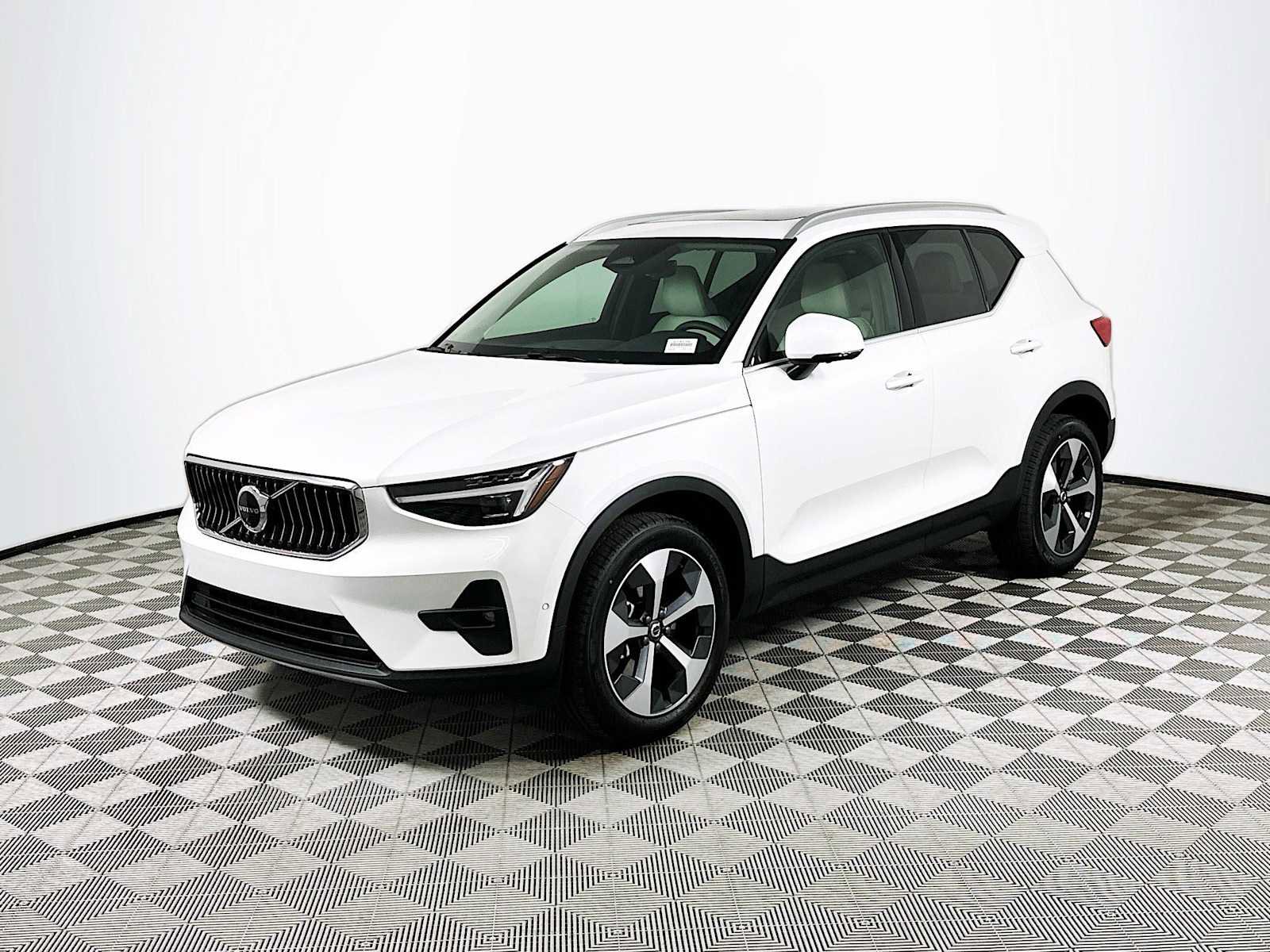 Used 2025 Volvo XC40 B5 Plus w/ Protection Package Premier image 3