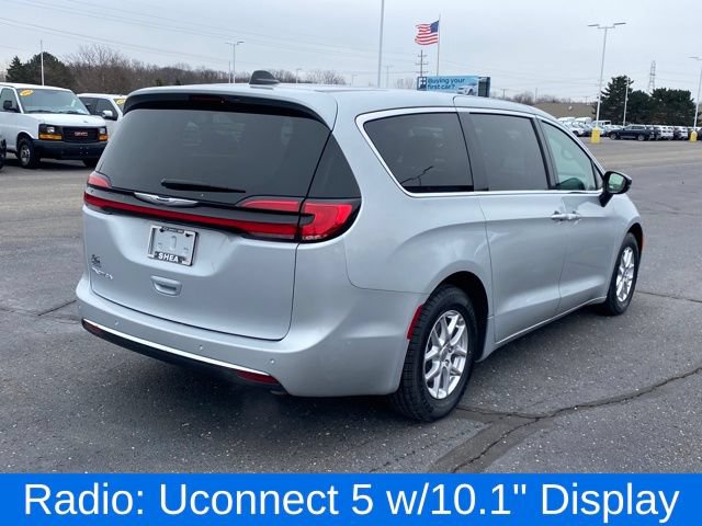 Used 2024 Chrysler Pacifica Touring-L FWD image 3