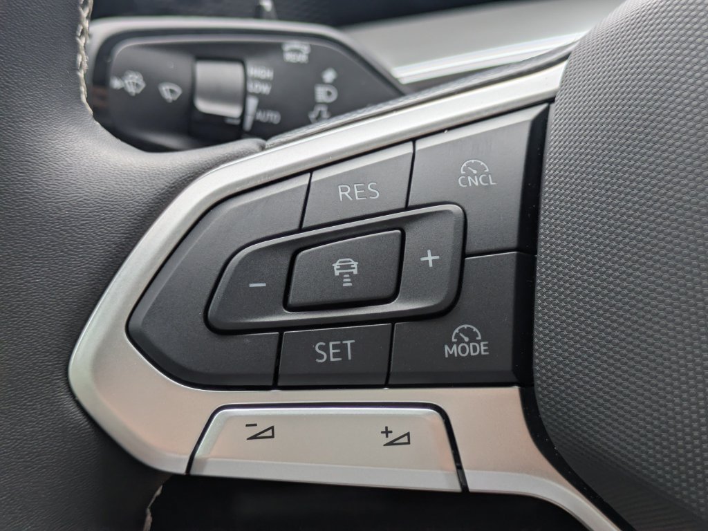 Certified 2025 Volkswagen Tiguan SE AWD/4WD image 25