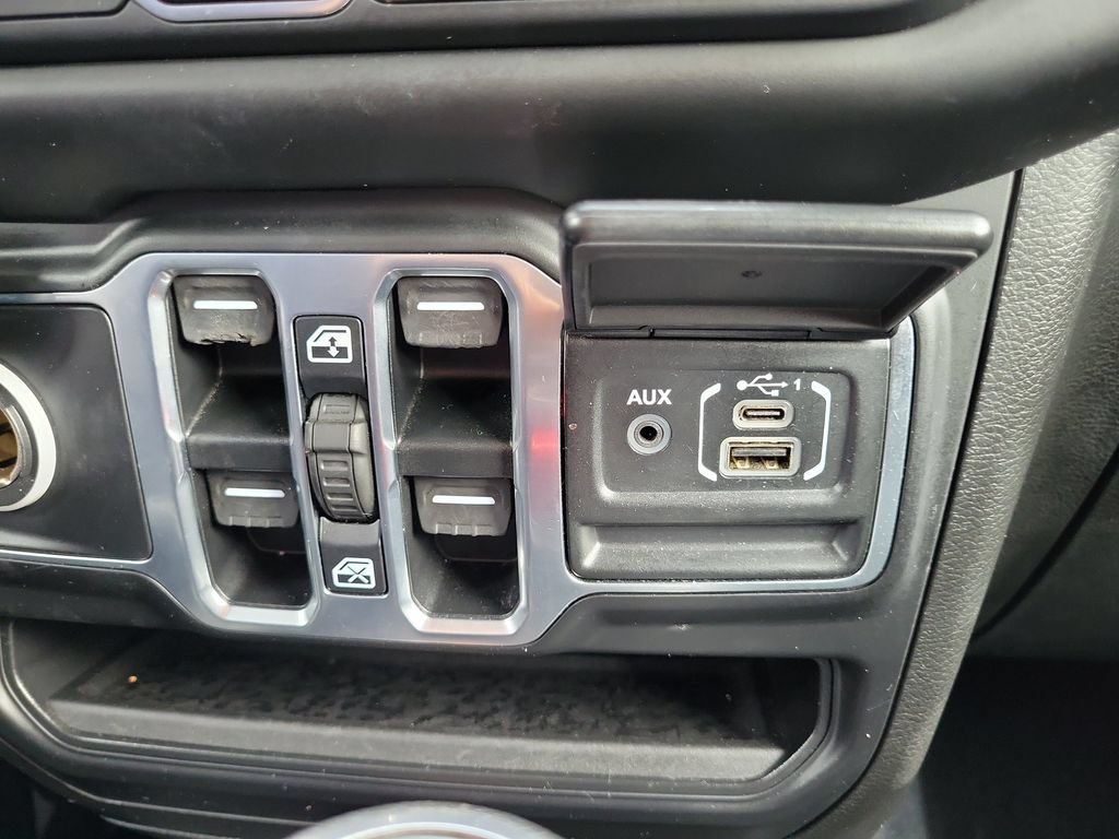 Used 2020 Jeep Wrangler Unlimited Sahara w/ Uconnect 4C Nav & Sound Group AWD/4WD image 36