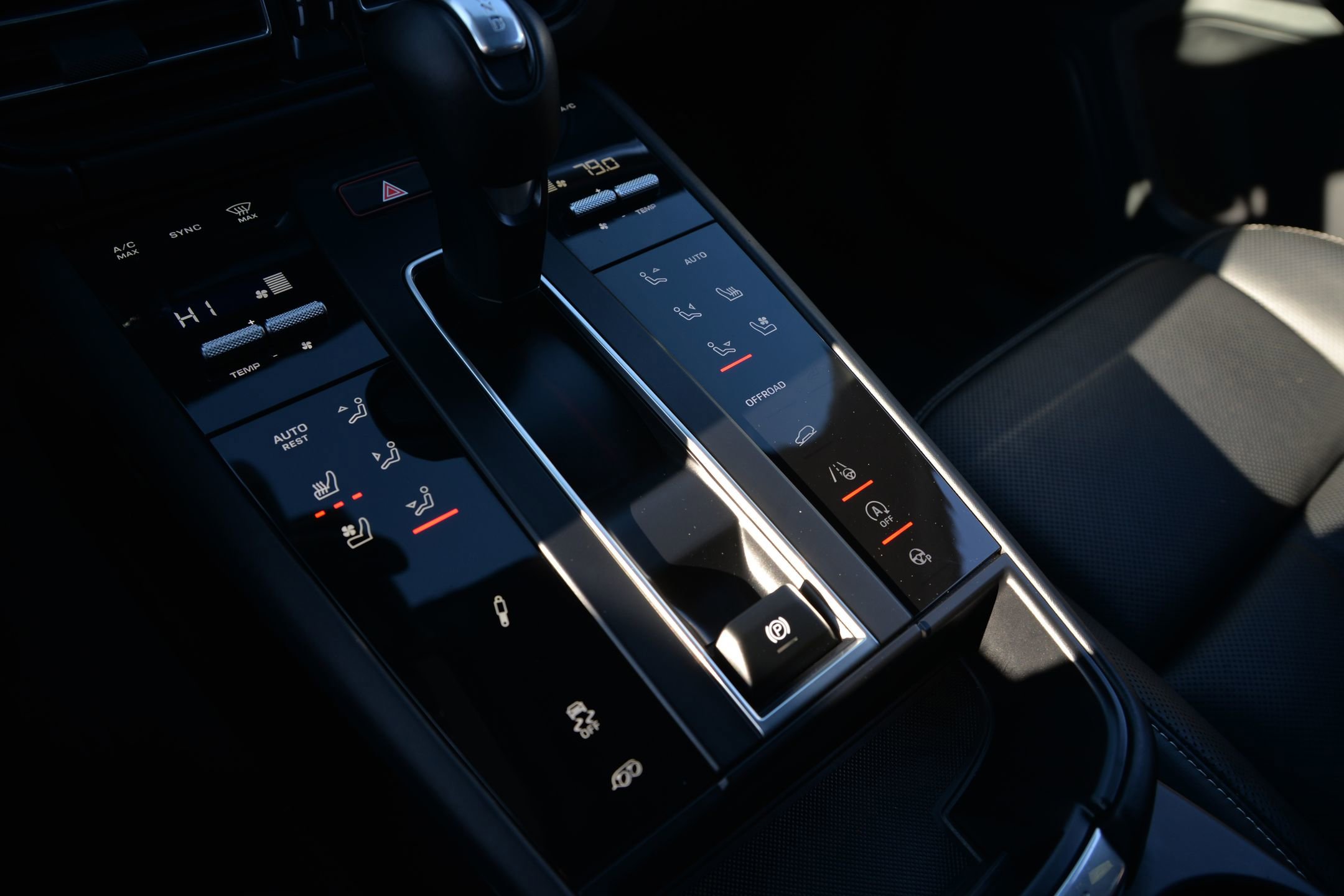 Certified 2024 Porsche Macan Turbo image 29