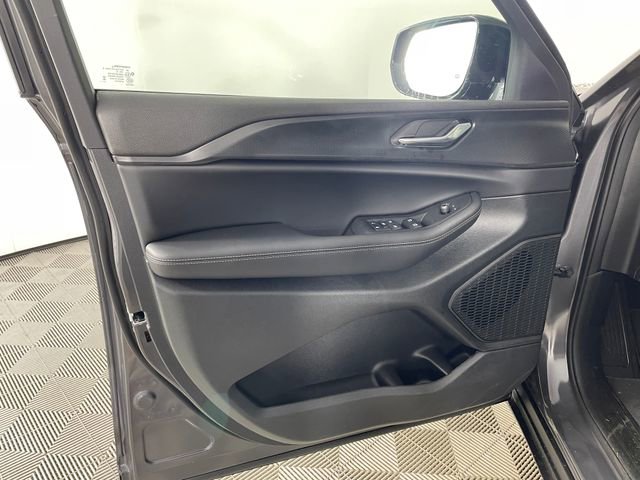 New 2025 Jeep Grand Cherokee Altitude image 14