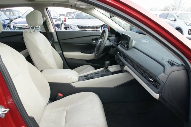 Used 2023 Honda Accord EX image 31