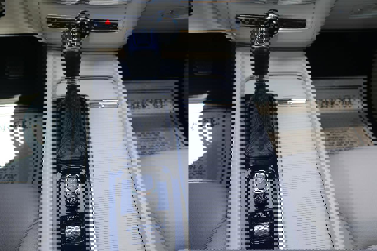 Used 2018 Volvo XC60 T6 Momentum w/ Convenience Package image 31