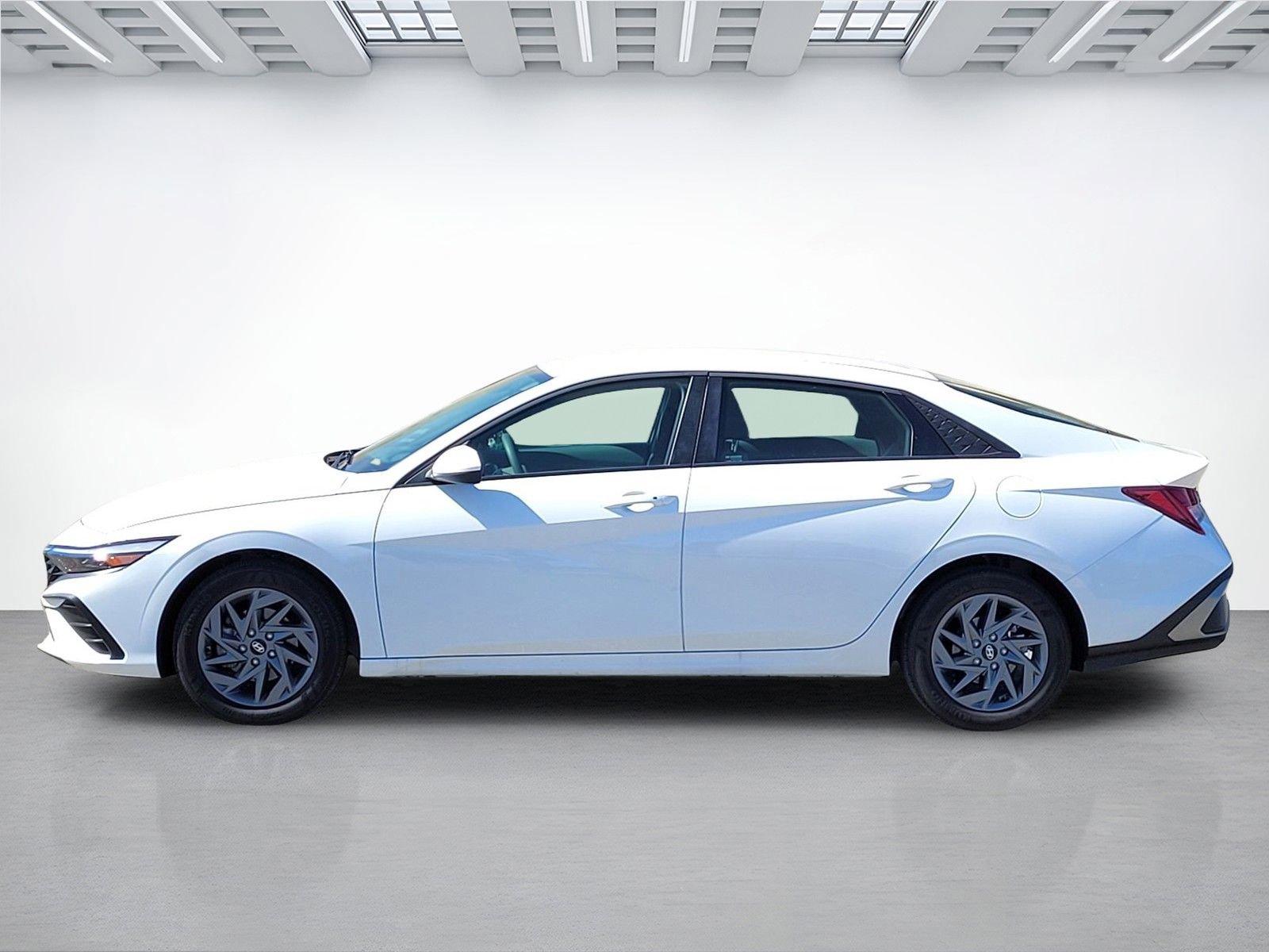 Used 2025 Hyundai Elantra Blue image 14