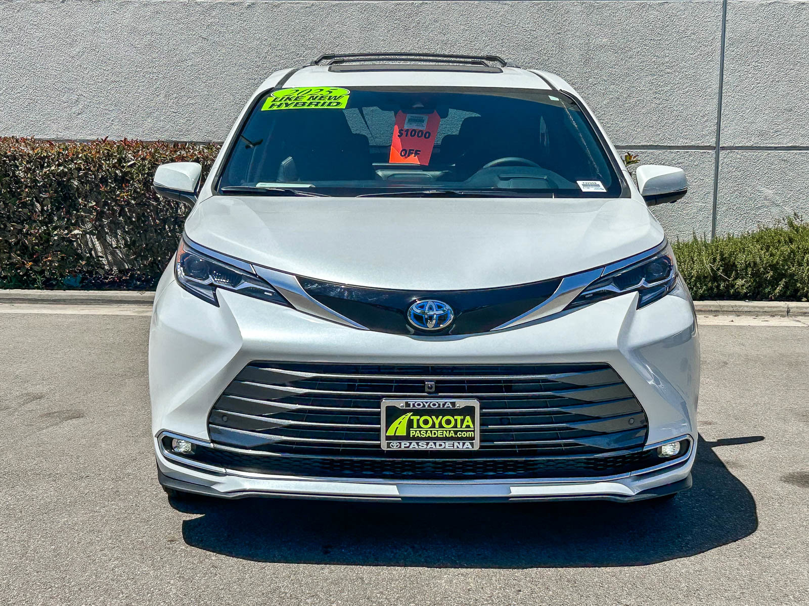 Used 2025 Toyota Sienna Platinum AWD/4WD image 2