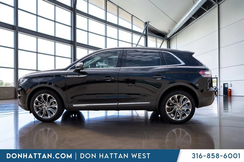 Used 2022 Lincoln Nautilus Reserve AWD/4WD image 2