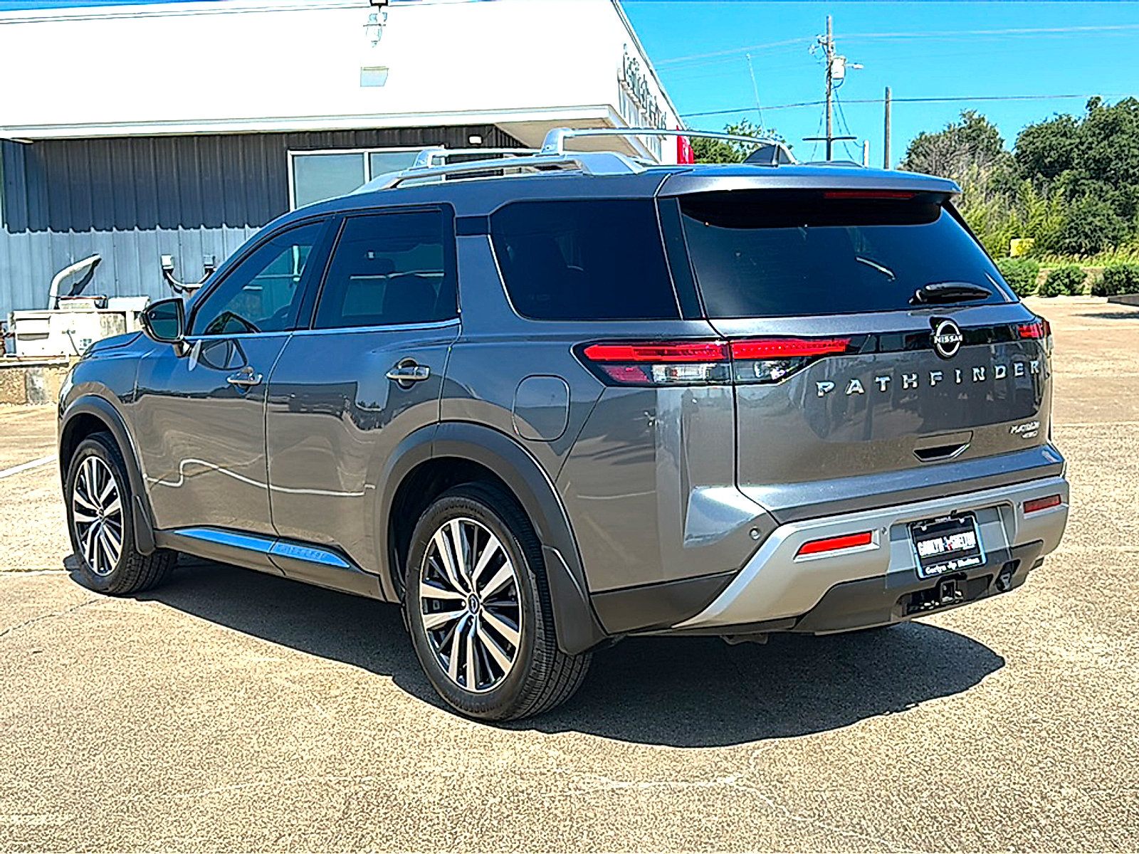 Used 2022 Nissan Pathfinder Platinum w/ Cargo Package AWD/4WD image 6