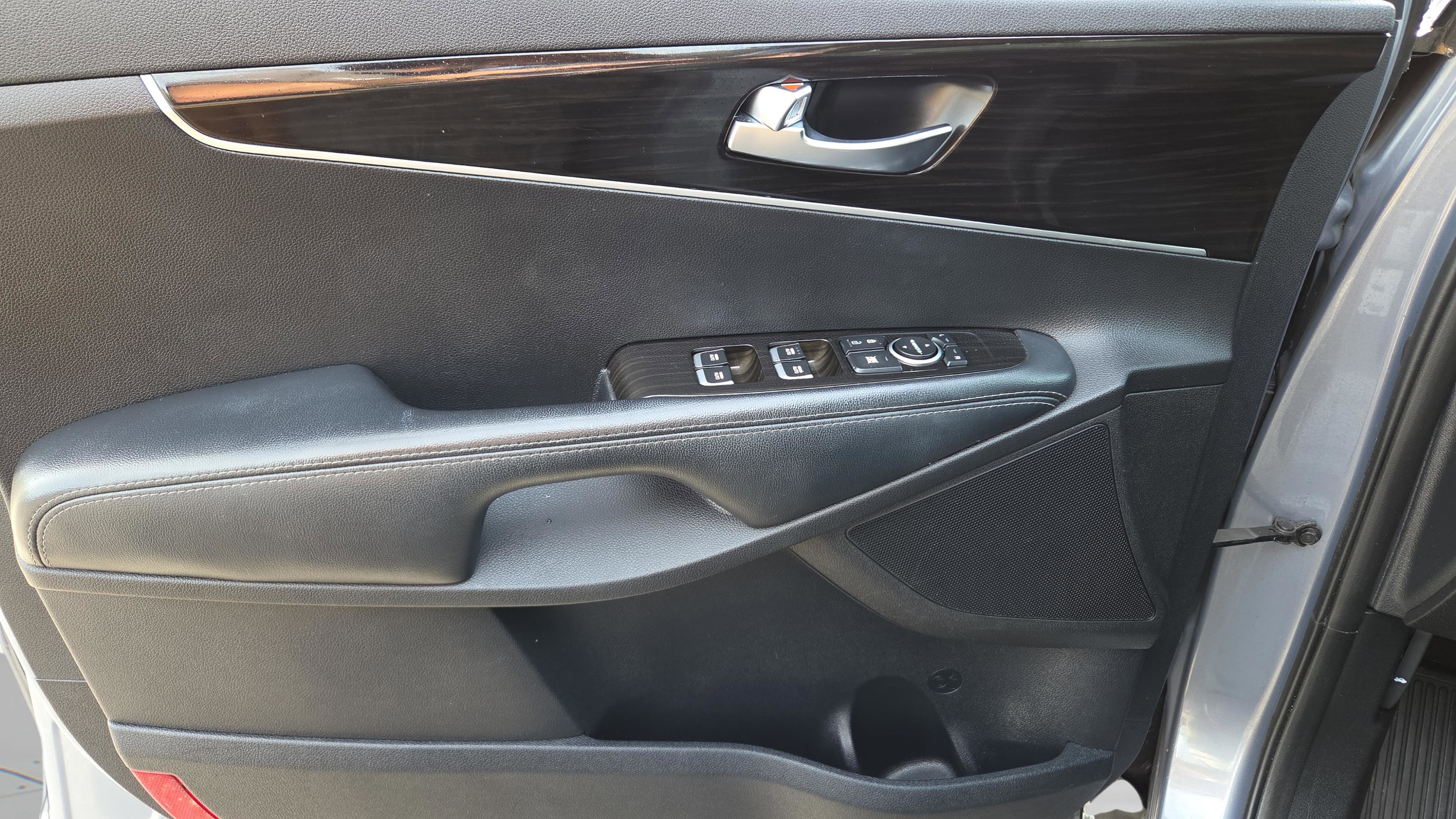 Used 2020 Kia Sorento LX image 18