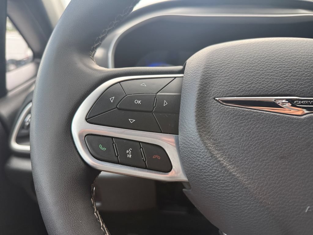 Used 2025 Chrysler Pacifica Select FWD image 21